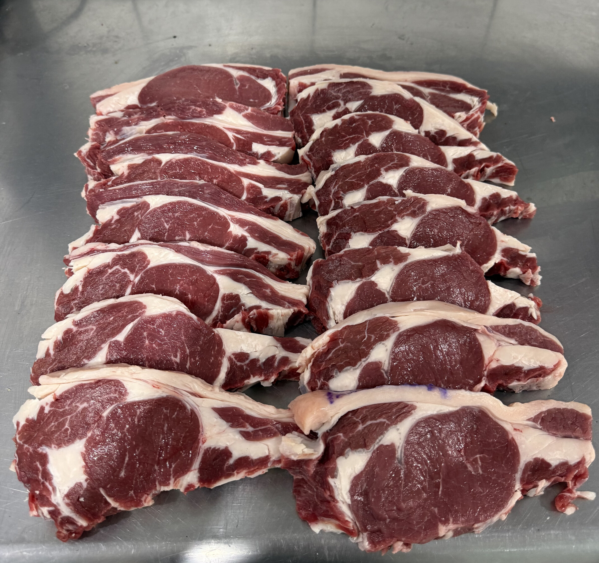 Corte premium de entrecôte marmorizado em ardósia escura